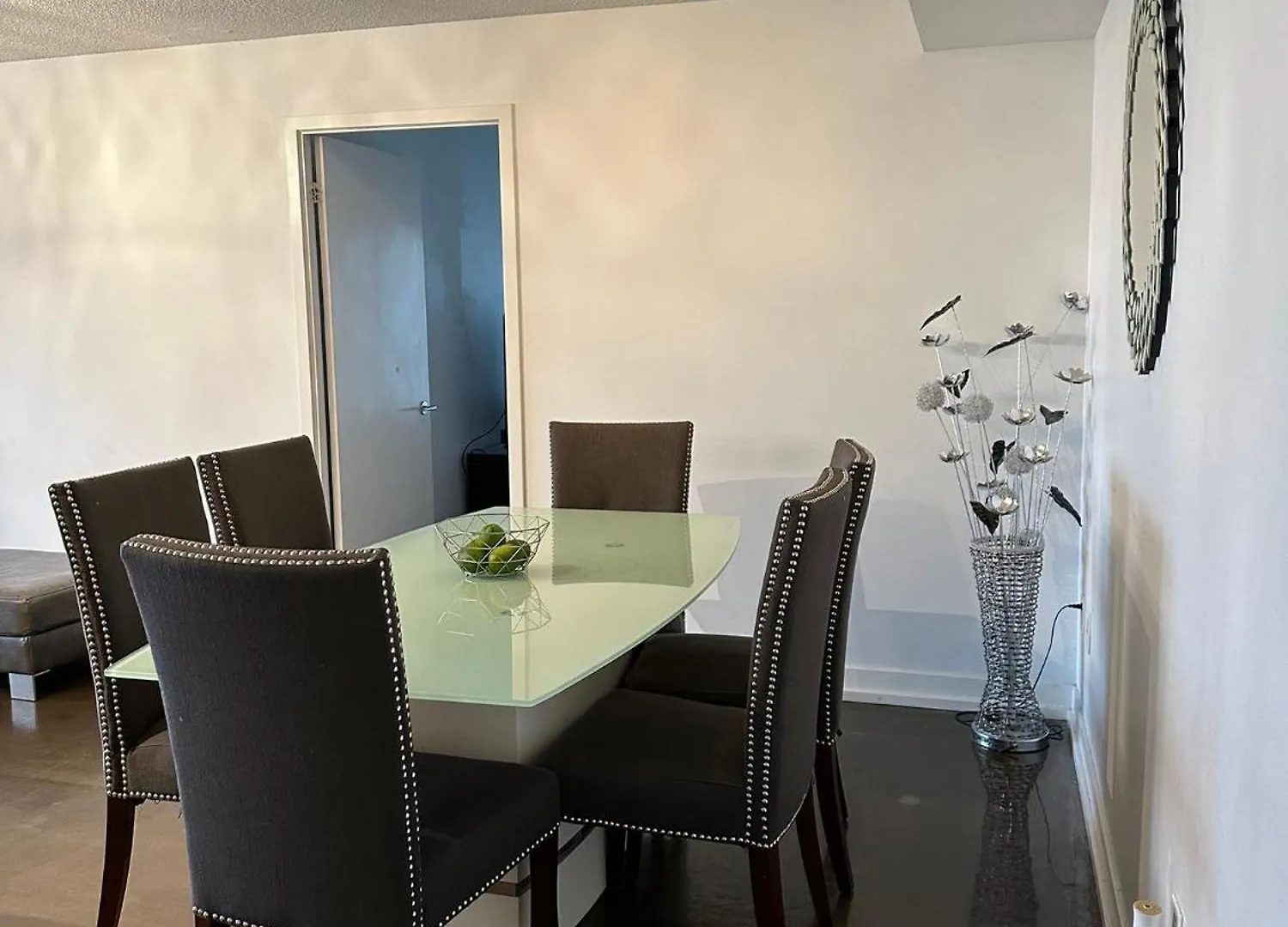 Toronto Downtown Luxurious Stylish 3 Bedroom 3 Bath 2 Balconies Near Rogers Centre Lakeview Condo 0*,  Kanada
