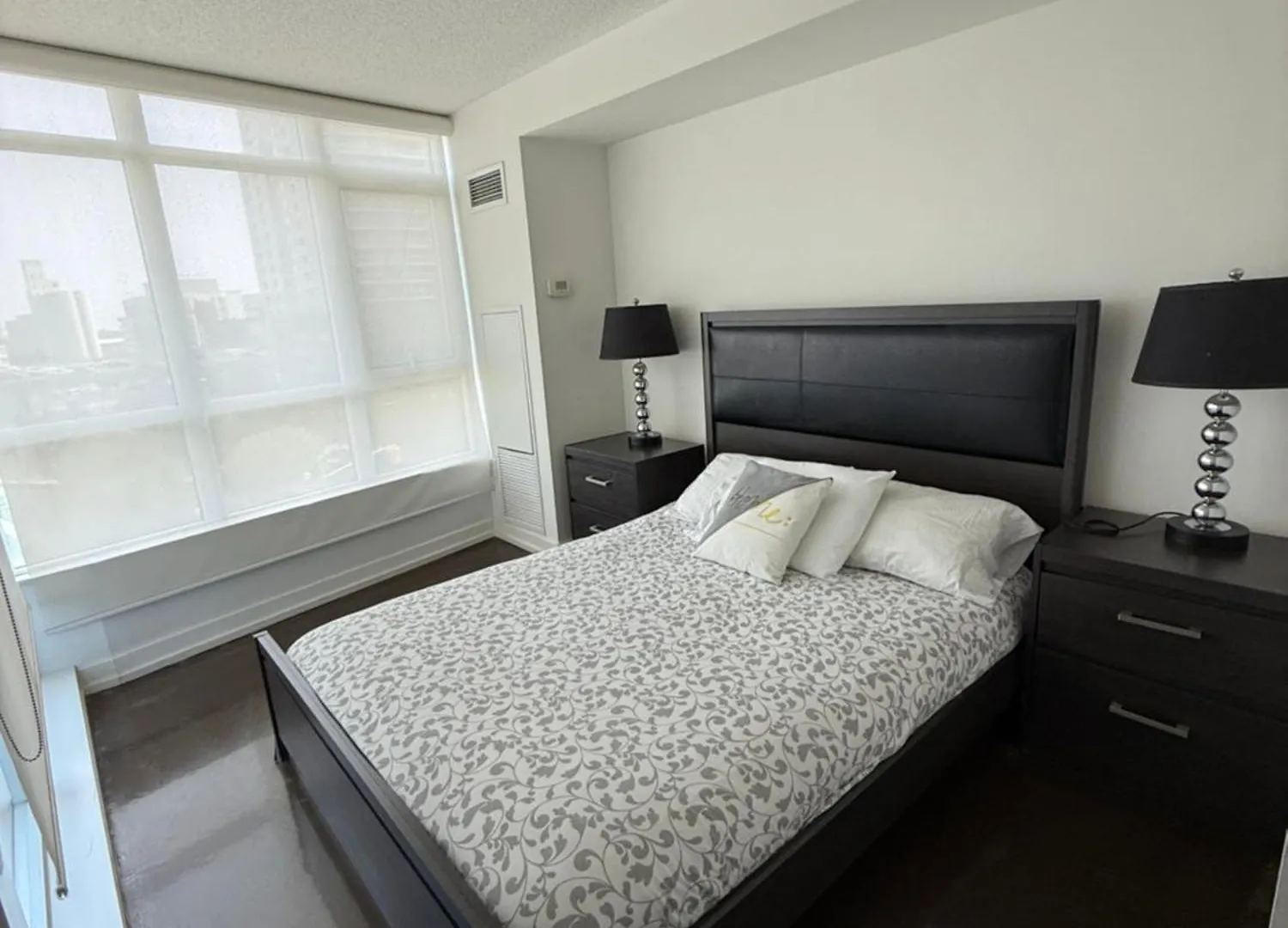 Toronto Downtown Luxurious Stylish 3 Bedroom 3 Bath 2 Balconies Near Rogers Centre Lakeview Condo 0*,  Kanada