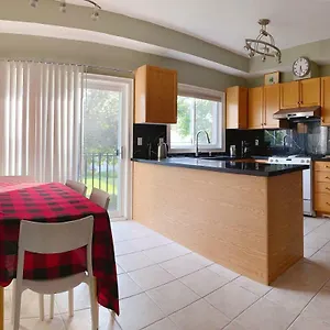 Privatunterkunft Nice With Private Bath In Mid Town, Toronto